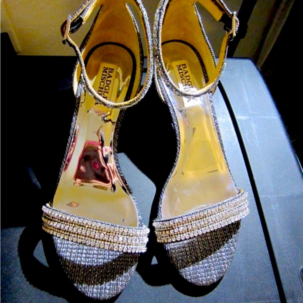 Beautiful!!!!  NEW sandal	

.... see all photos